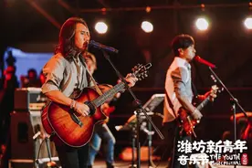 新青年·乐动潍坊⑤：高燃！动力火车再现经典歌曲《当》引发全场万人大合唱！图片