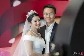 “5.20”52对新人在临港新片区举行集体婚典 现场被甜蜜包围图片