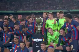 9万人见证！巴萨赛后举行夺冠仪式，布斯克茨捧起西甲冠军奖杯图片