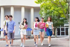 大四女生“带娃”“成绩第一”：如何理性看待在读大学生结婚生子？丨时评图片