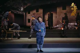 话剧《无处不青山》成都首演，革命志士刘伯坚点燃信仰之光图片