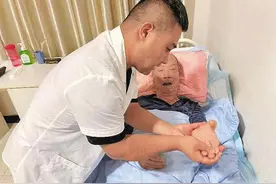 爱岗敬业献身夕阳 倾注真情为老服务——扎根养老院的“90后”护理员孙阿雄图片