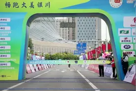 银马冠亚季军决出！宁夏选手马玉杰获半程男子冠军  何杰惜败肯尼亚选手获全程男子亚军图片