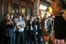 夜游千年古街 海内外乡贤江苏镇江探寻城市文脉图片