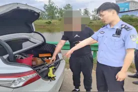 车内搜出刀和枪！两男子被拘图片