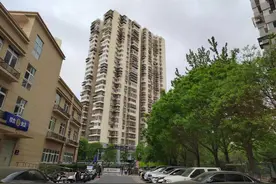 连续两年半夜敲墙报复邻居，不仅缺德还违法 | 新京报快评图片