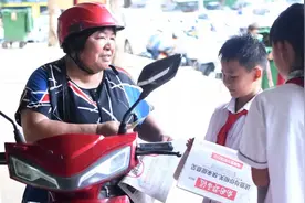 特别的“520”礼物 文昌市树芳小学学生卖报挣钱买花送妈妈图片