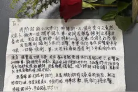 “我失恋了！”姑娘把花塞给他们，后续让人没想到图片