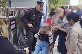 家长接孩子时突然晕倒……图片