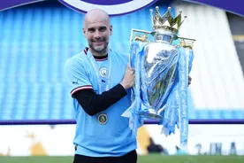 （外代二线）足球——英超联赛：曼城庆祝提前夺冠(2)图片