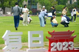 城事｜上海高校对公众有序开放：市民周末“打卡”复旦校园图片