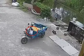 监控下惊险一幕！三轮车主忘拔钥匙，女童抓住电门被甩出图片