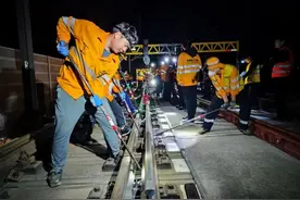 京沪高铁山东段首次大规模道岔换轨施工图片