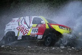 环塔车手完成第二赛段角逐图片