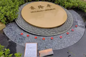 袁隆平院士逝世两周年：家人到墓园祭扫，高中生寄信表哀思图片