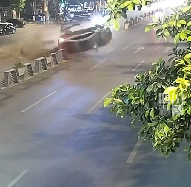 翻滚飞车国际版本（逆行撞隔离栏翻滚这辆飞车好吓人）