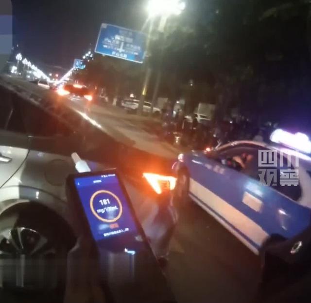 逆行、撞隔离栏、翻滚......这辆飞车好吓人！