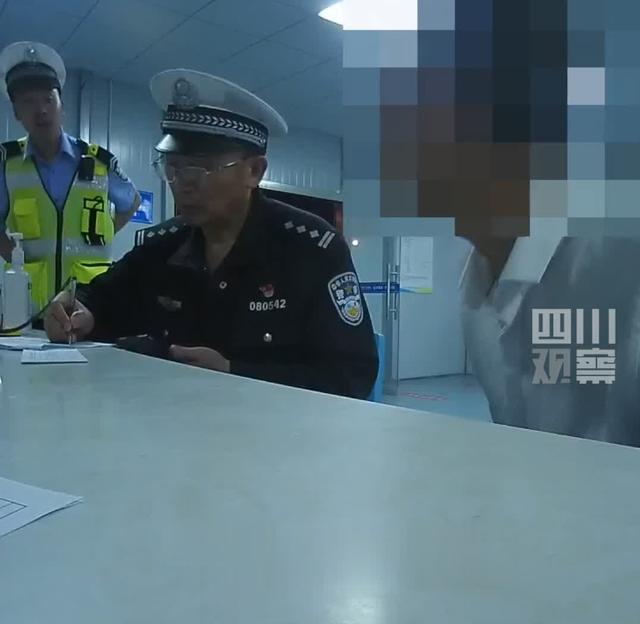 逆行、撞隔离栏、翻滚......这辆飞车好吓人！