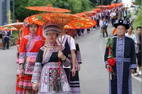 回车马、打窝窝伞 四川兴文县52对新人举行苗族集体婚礼图片