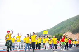中国最美海岸线徒步大会昨在嵊举行 近3000名“驴友”畅游美丽海岛图片