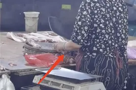 大妈战术性剁排骨1斤瞬间变2斤：偷梁换柱，用边角料冒充肋排图片