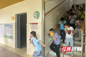 消防演练进校园，携手共筑“防火墙”图片