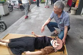 有人晕倒到底扶不扶？这里帮把手的人还真不少图片