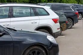 慧泊公司的停车费追缴操作：请交警提供车主信息未获回应，在媒体曝光欠费车辆图片