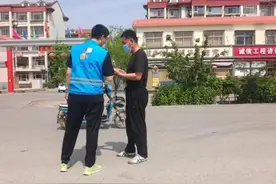 中塘镇网格员开展“保护绿地 禁止种菜”宣传活动图片