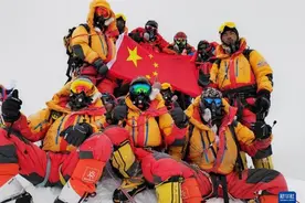 新华全媒+·2023珠峰科考丨我国科考队员登顶珠峰 开展多项科学考察图片
