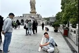 男子买整本刮刮乐在观音前刮奖，网友：烧几块钱的香，许几百万的愿图片