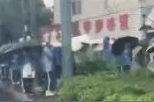 教育局回应学生淋雨等学校开门：建议学校在特殊天气安顿好学生图片
