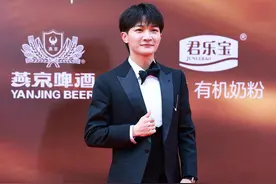 周深亮相中国电影华表奖红毯 透露将与容祖儿献唱图片