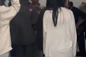 湖北一高校女生打鼾被三舍友欺负 妈妈进校掌掴维权？校方回应图片