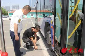温馨巴士驾驶员“绝技”大比拼 女司机毫不逊色图片