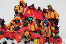 中国登山者勇攀“地球之巅”，致敬人类首次登顶珠峰70周年图片