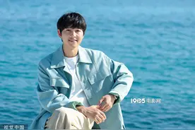 宋仲基携《祸乱》亮相戛纳 海边拍摄写真阳光帅气图片