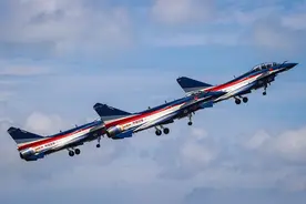 八一飞行表演队换装歼-10C！“中国军团”集中亮相兰卡威航展图片