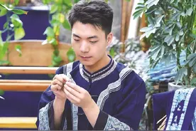 95后绣花郎直播授艺布依族刺绣：助非遗“活”在当下图片