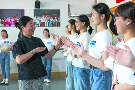 亚运会志愿者训练礼仪图片