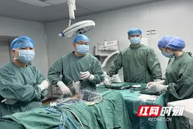隆回一男子左踝关节受伤后疼痛难忍，手术取出一堆“黄豆”图片