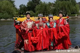 济南大明湖畔，这场独具中式浪漫的婚礼有“心”意图片