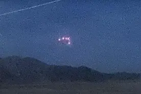 画面曝光：不明物体在美军基地上空盘旋 呈三角形排列带5盏灯图片