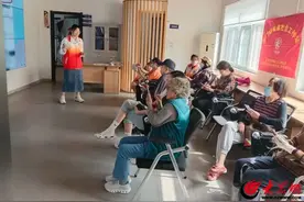 “微”时代 乐生活：市南区金门路街道社工站启动“乐龄智学”独居老人智能手机学习小组图片