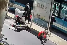 济南一女子骑电动车撞倒行人，一听对方要报警接着骑车跑了图片