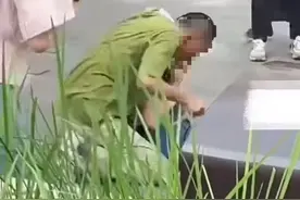 男子当街持剪刀伤人被围观群众一铁锹拍懵，天津警方：已刑拘图片