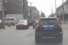 民警亲测，这种开车门方法，安全有效！图片