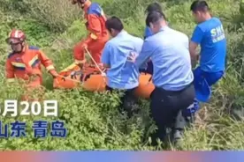 果然视频｜游客登山崴脚，众人合力抬下山图片
