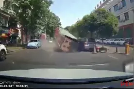 泸州一大货车突遇地面塌陷落入深坑，后车行车记录仪拍下惊险瞬间图片