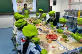 真香！碑林区友谊小学生吃自己做的汉堡图片